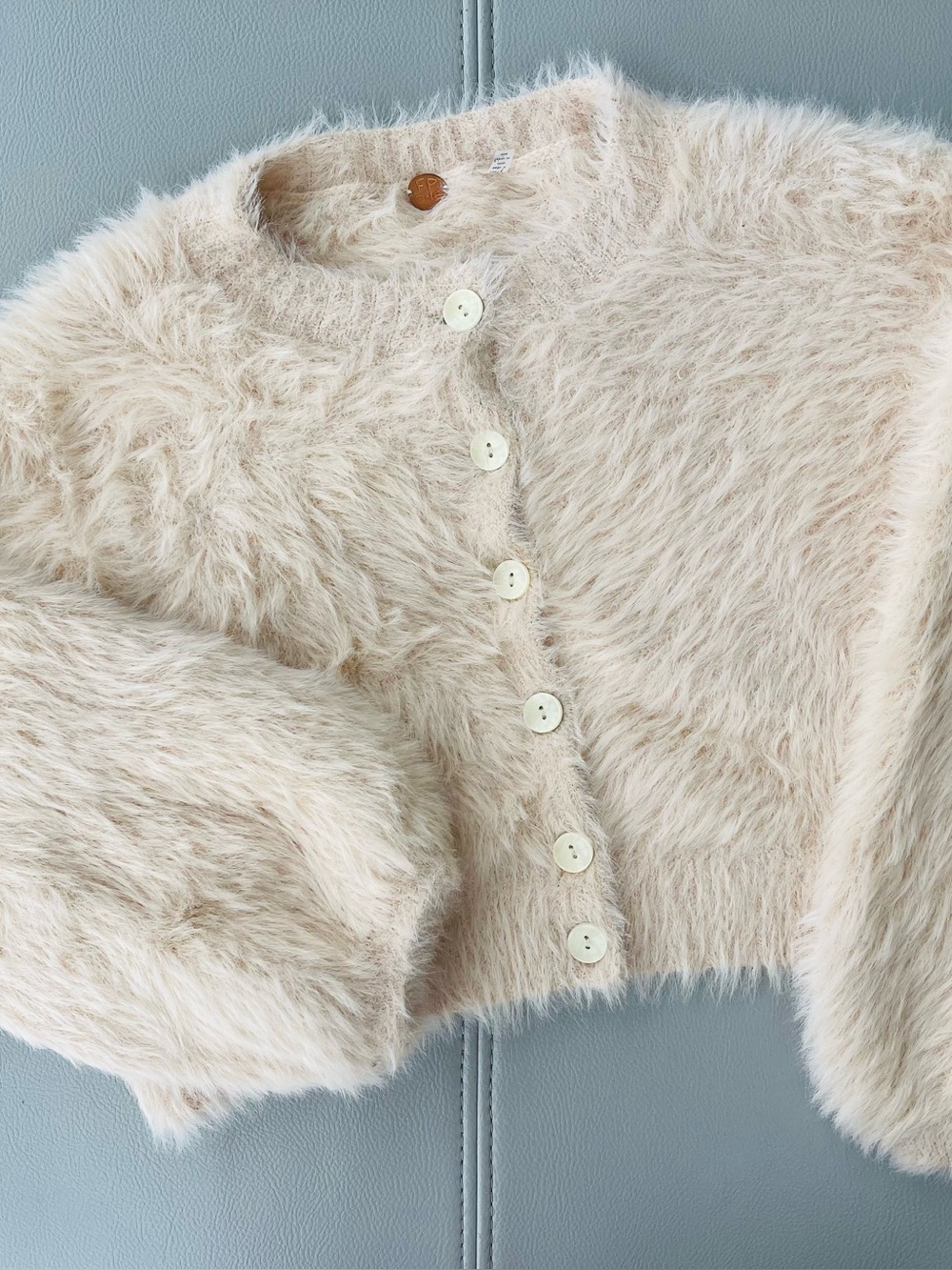 NWOT! Free People One 
Fuzzy Cropped Cardigan Sweater 
in Nude 
Size XS